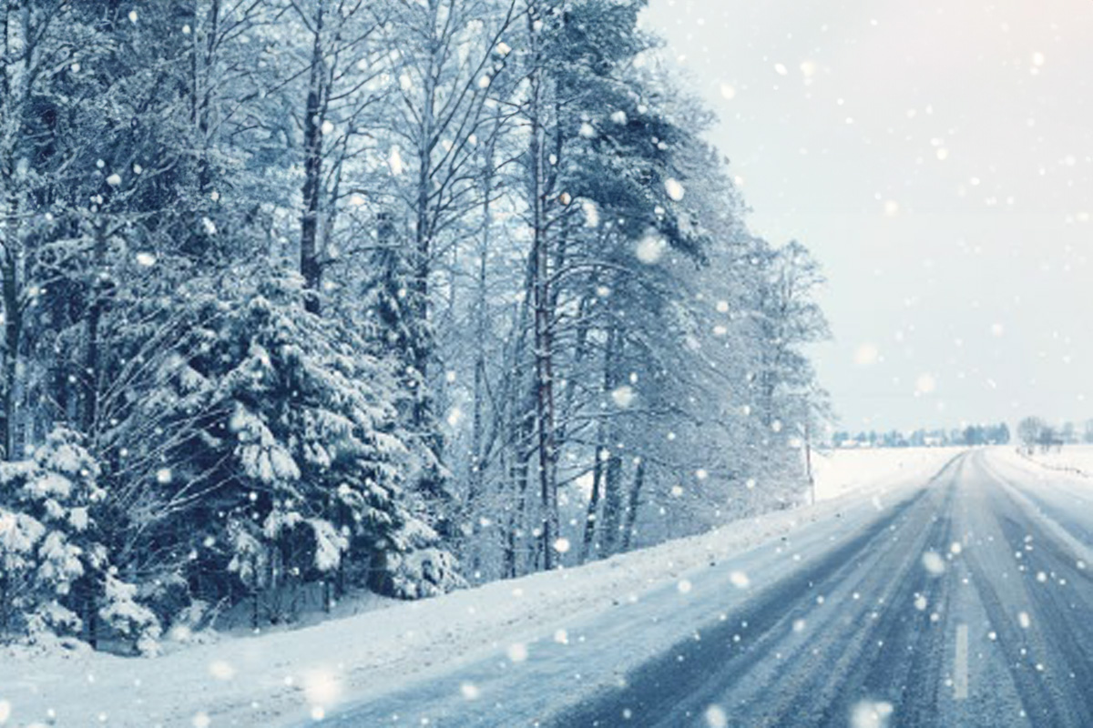 Bild zeigt eine Straße im Winter