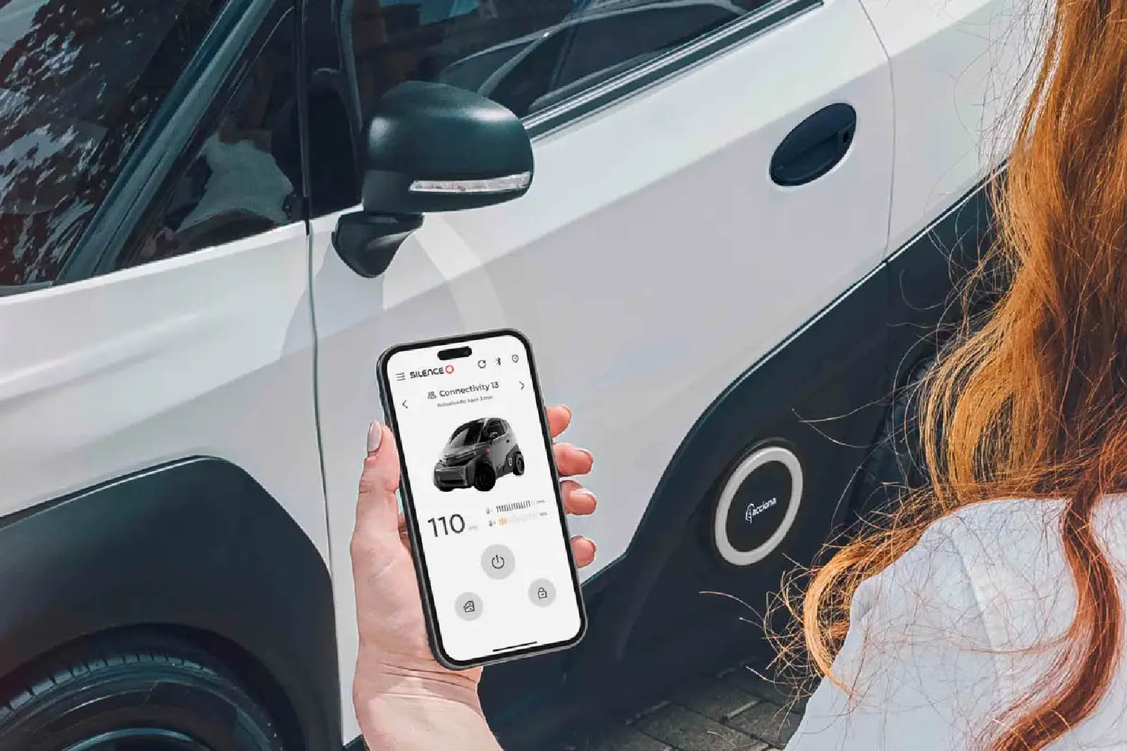 Frau blickt auf ihr Smartphone